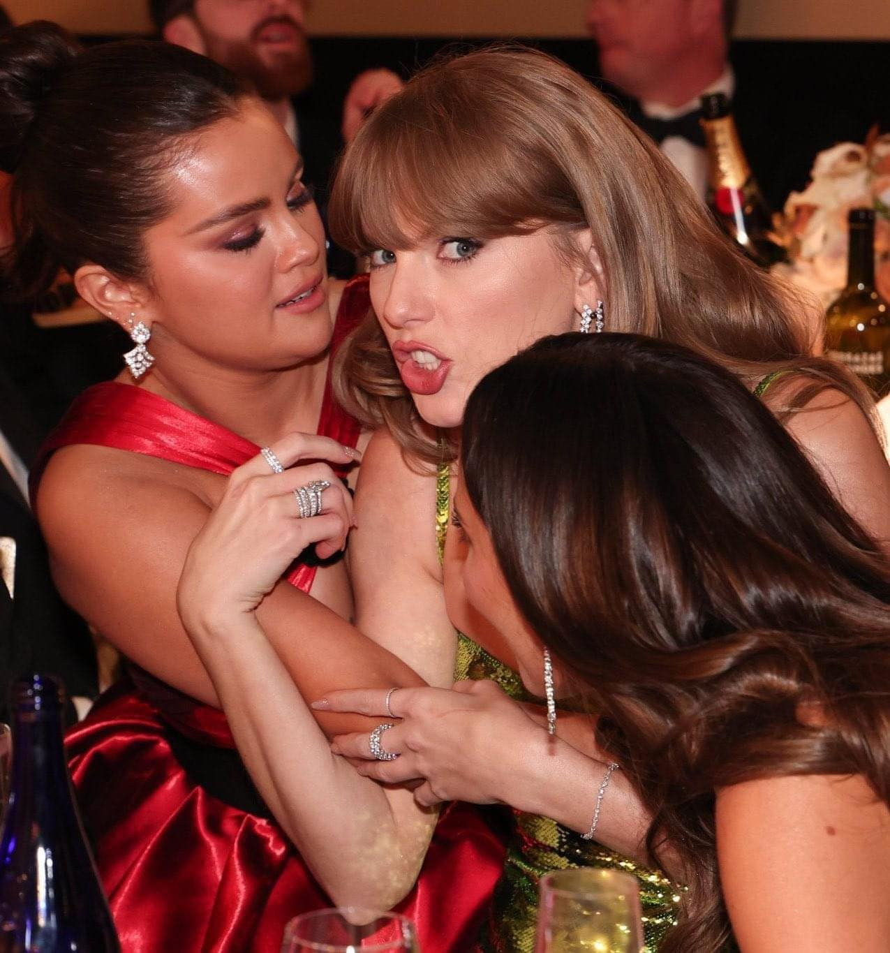 Bức ảnh đang trở thành meme đầu năm mới của Taylor Swift.