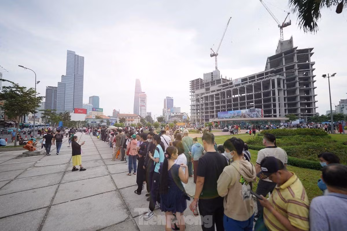 Trong tháng đầu vận hành, người dân sẽ được đi tàu metro miễn phí. Ảnh: Phạm Nguyễn/ TPO.