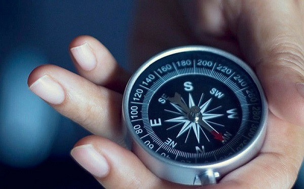 Bạn cần phải mang theo la bàn và bản đồ để có thể sử dụng nếu điện thoại lỡ bị hết pin. Bạn cần phải mang theo la bàn và bản đồ để có thể sử dụng nếu điện thoại lỡ bị hết pin.