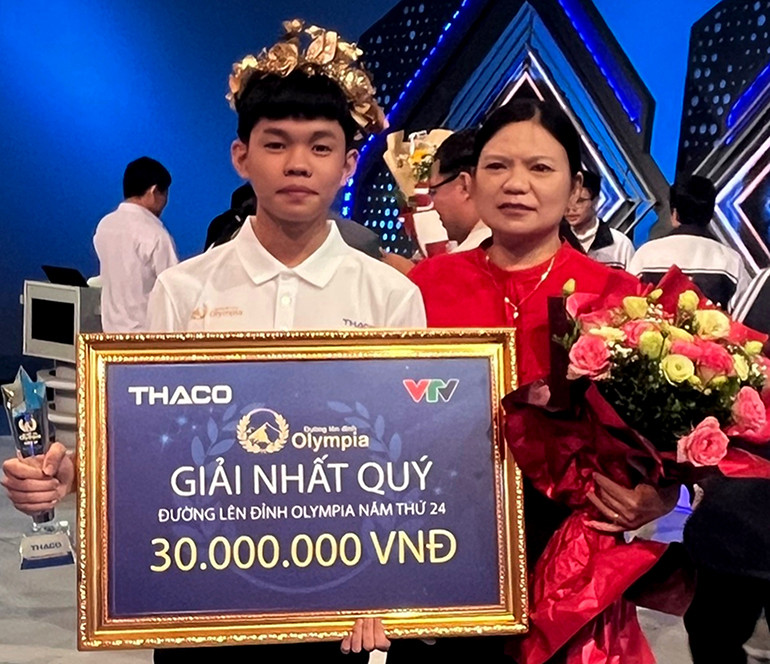 Cô Trần Thị Lệ Thủy, Hiệu trưởng nhà trường tặng hoa chúc mừng bạn Trần Trung Kiên sau khi giành vòng nguyệt quế. Ảnh: Báo Phú Yên Cô Trần Thị Lệ Thủy, Hiệu trưởng nhà trường tặng hoa chúc mừng bạn Trần Trung Kiên sau khi giành vòng nguyệt quế. Ảnh: Báo Phú Yên