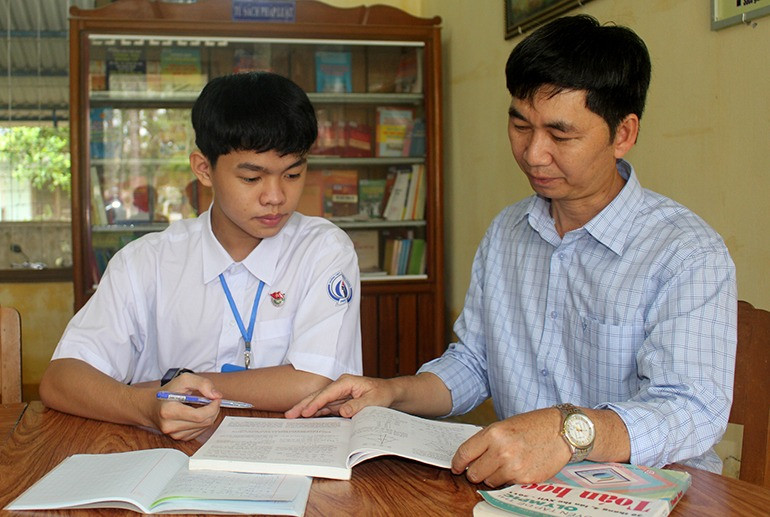 Bạn Trần Trung Kiên được thầy Châu Văn Tốc, giáo viên chủ nhiệm, Tổ trưởng Tổ Toán ôn tập môn Toán. Ảnh: Trung Hiếu/ Báo Phú Yên Bạn Trần Trung Kiên được thầy Châu Văn Tốc, giáo viên chủ nhiệm, Tổ trưởng Tổ Toán ôn tập môn Toán. Ảnh: Trung Hiếu/ Báo Phú Yên