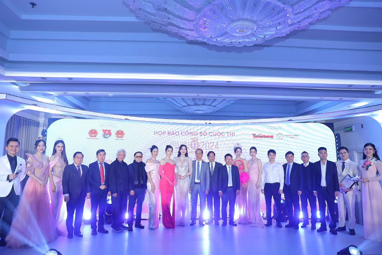 Các Hoa - Á hậu cuộc thi Hoa hậu Việt Nam chụp ảnh kỉ niệm cùng đại diện BTC và các vị khách quý.