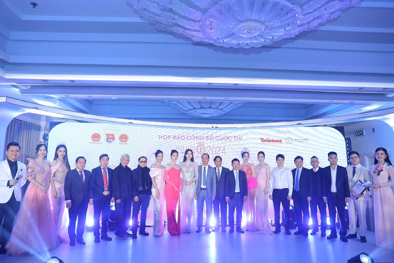 Các Hoa - Á hậu cuộc thi Hoa hậu Việt Nam chụp ảnh kỉ niệm cùng đại diện BTC và các vị khách quý.