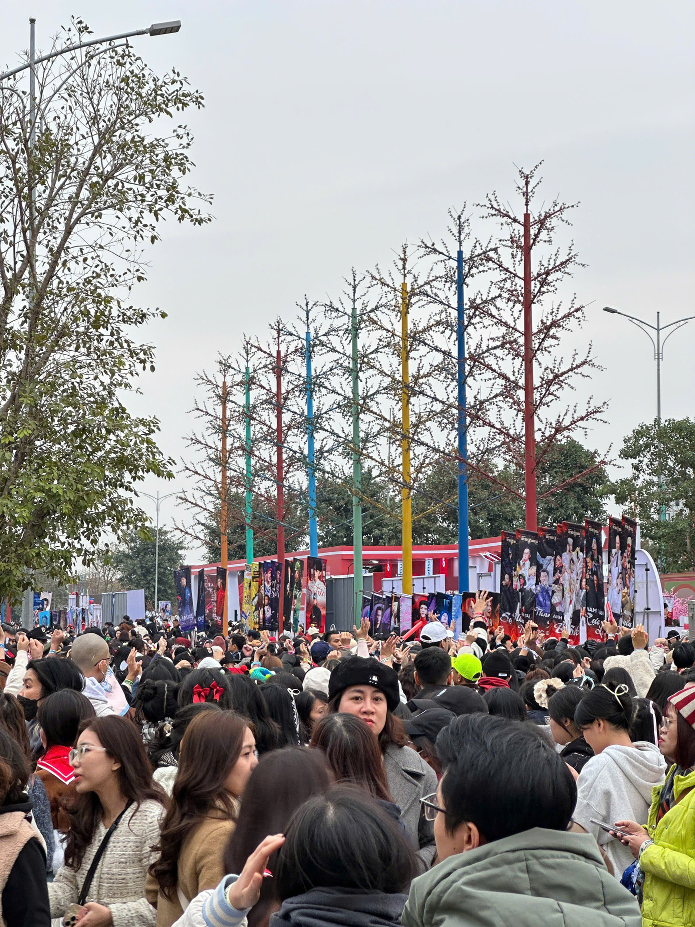 Để đến được khu vực check-in vào khán đài là một hành trình dài vì lượng người quá đông.