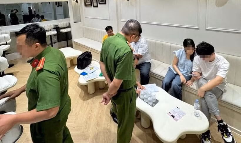 Cơ quan chức năng vào cuộc kiểm tra hoạt động của quán. (Ảnh: Lê Trai) Cơ quan chức năng vào cuộc kiểm tra hoạt động của quán. (Ảnh: Lê Trai)