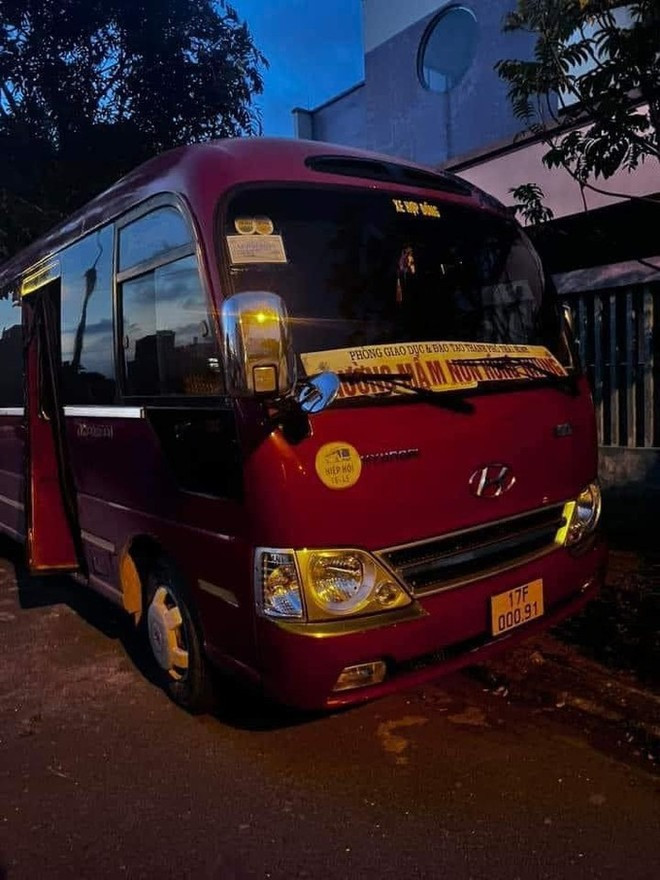 Chiếc xe đưa đón học sinh.