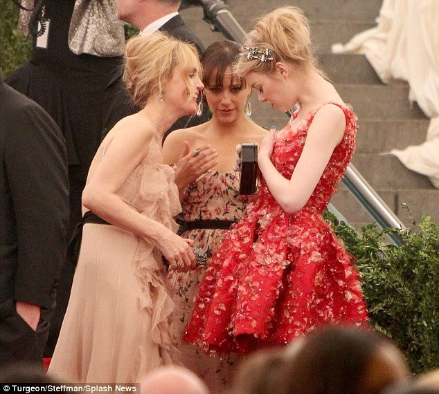 Chất lượng váy Lanvin lúc đó bị bàn tán, vì không chỉ hỏng đằng sau mà phía trước cũng không thoải mái một vài điểm nào đó.