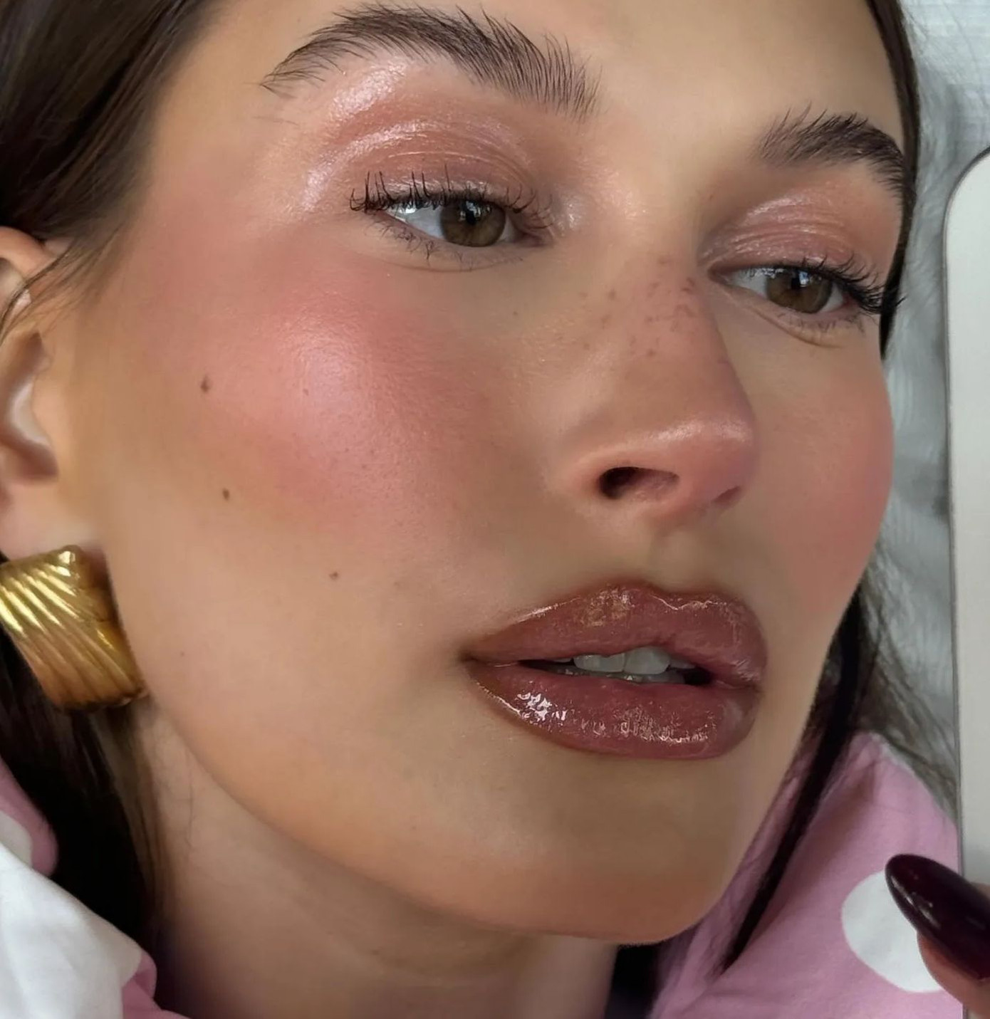 Hailey Bieber, Sabrina Carpenter và nghệ sĩ trang điểm Patrick Ta đã nhanh chóng cập nhật xu hướng trang điểm Berry Girl. Hailey Bieber, Sabrina Carpenter và nghệ sĩ trang điểm Patrick Ta đã nhanh chóng cập nhật xu hướng trang điểm Berry Girl.