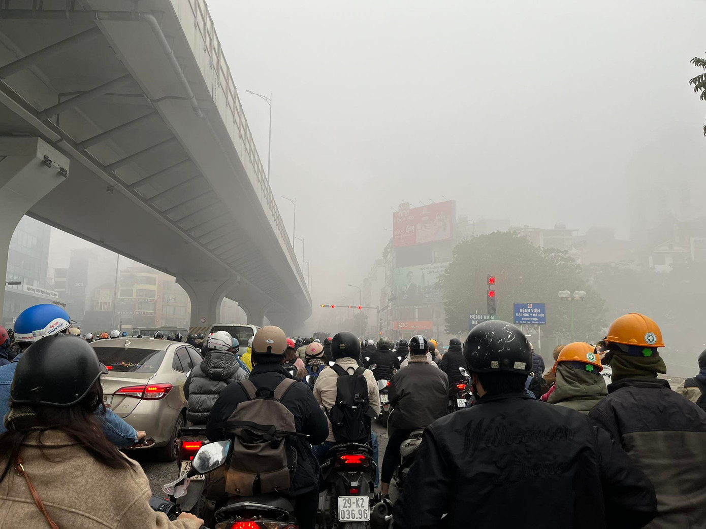 Ngoài trời Hà Nội sương mù mờ mịt, tình trạng nồm ẩm vẫn tiếp tục trong sáng nay. Ngoài trời Hà Nội sương mù mờ mịt, tình trạng nồm ẩm vẫn tiếp tục trong sáng nay.