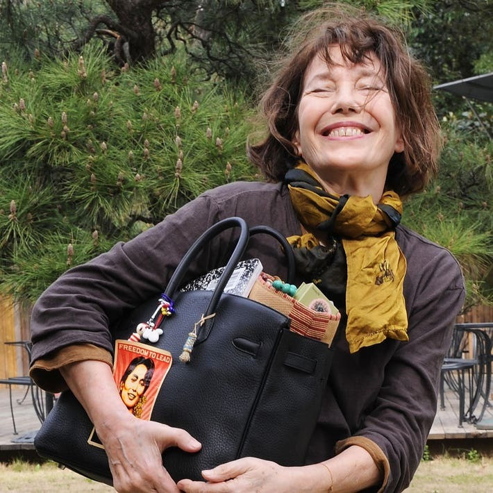Jane Birkin nhét đầy đồ và quăng quật mọi nơi khiến chiếc túi sờn cũ.