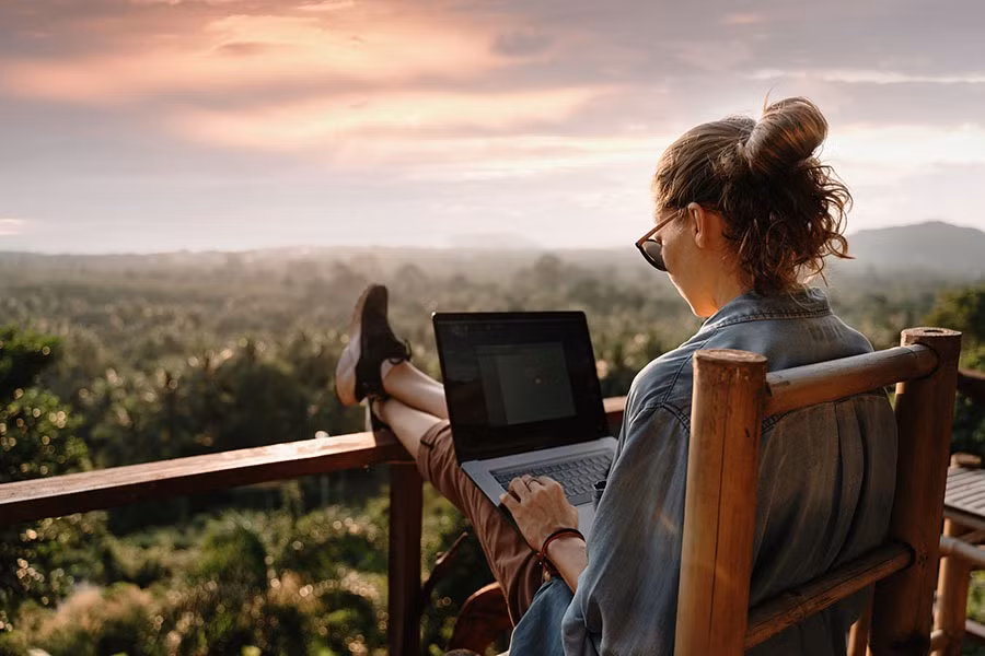Xu hướng workations đang làm mờ nhòa ranh giới giữa công việc và du lịch.