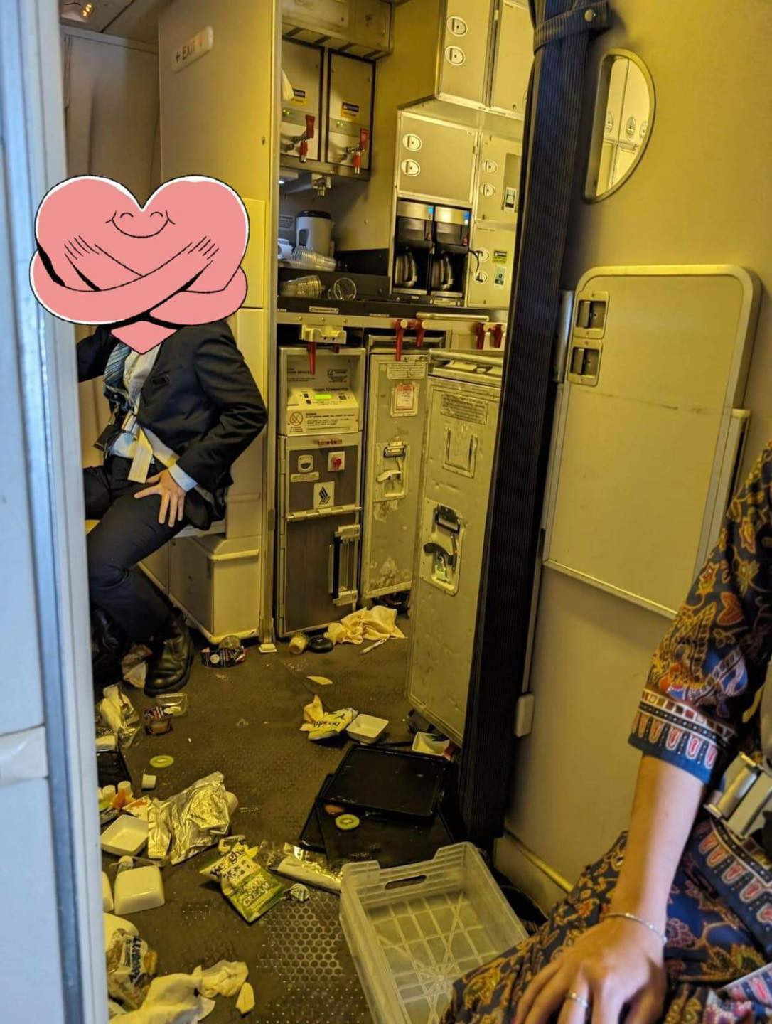 Một nữ tiếp viên hàng không trên chuyến bay SQ321 bị chảy máu. Ảnh: Mail Online.