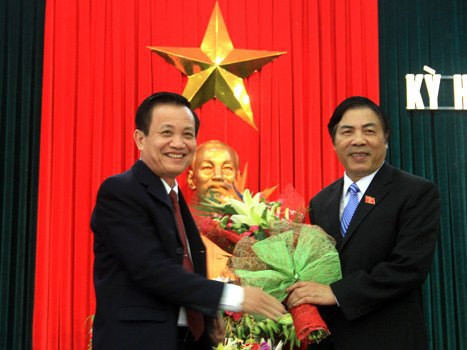 Ông Trần Thọ (bến trái) vừa được bầu giữ chức Chủ tịch HĐND TP Đà Nẵng thay ông Nguyễn Bá Thanh nên sẽ không bỏ phiếu và lấy phiếu tín nhiệm. Ảnh: Nguyễn Đông