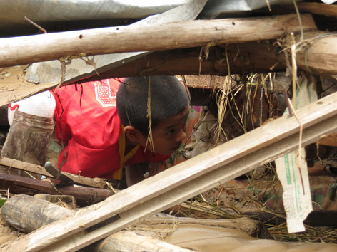 Cháu Đông chui rúc, lục tung cả đống đổ nát nhưng vẫn không tìm thấy chứng minh thư cho mẹ để làm thủ tục bảo hiểm