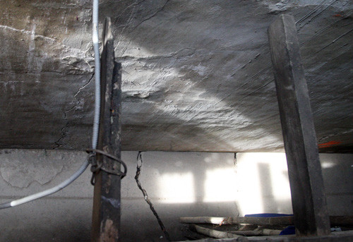  Vết nứt thành rãnh, người dân phải chống đỡ tường, nhưng nguy hiểm vẫn đang rình rập nhiều người