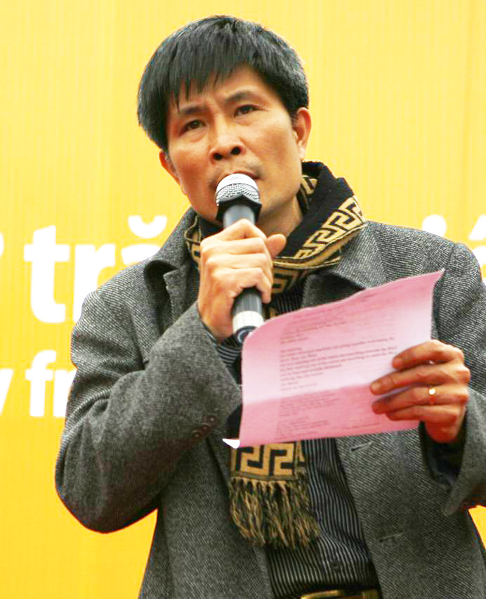 Nhà thơ Trần Tuấn chọn đề tài hậu chiến để giao lưu với bạn bè nước ngoài . Nhà thơ Trần Tuấn chọn đề tài hậu chiến để giao lưu với bạn bè nước ngoài