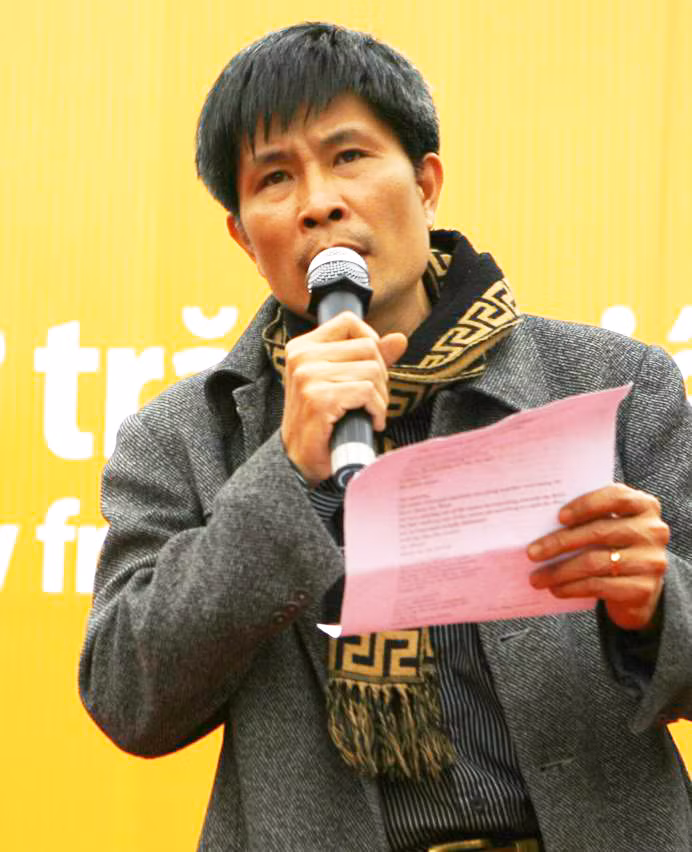 Nhà thơ Trần Tuấn chọn đề tài hậu chiến để giao lưu với bạn bè nước ngoài 