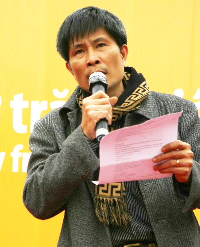 Nhà thơ Trần Tuấn chọn đề tài hậu chiến để giao lưu với bạn bè nước ngoài 