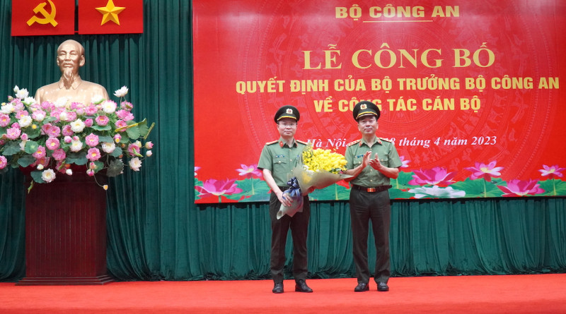 Thứ trưởng Trần Quốc Tỏ tặng hoa chúc mừng Đại tá Nguyễn Minh Tuấn.