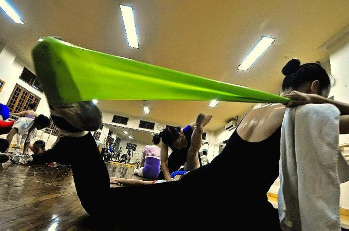 Tại trường, giáo viên bộ môn sẽ sáng tạo ra nhiều phương pháp thích hợp, giúp học sinh luyện tập độ dẻo dai của cơ thể