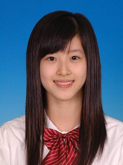 Thậm chí ảnh chụp thẻ SV của cô cũng được dân mạng chia sẻ