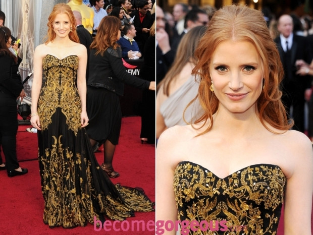 Angelina Jolie sang trọng trong chiếc đầm cúp ngực bằng nhung đen của Atelier Versace. Đường xẻ cao, khoe đôi chân dài, tôn thêm nét quyến rũ. Nữ diễn viên Michelle Williams đến với thảm đỏ Oscar năm 2012 trong bộ váy thướt tha màu đỏ rực rỡ của Louis Vuitton. "Nửa kia" của George Clooney là Stacy Kiebler lộng lẫy trong chiếc váy Marchesa vàng ánh kim, thiết kế của Marchesa rất sang trọng và nữ tính từ những tạo hình, xếp nếp rất gợi cảm. Jennifer Lopez mặc chiếc váy của Zuhair Murad, chiếc đầm ôm sát cơ thể cùng những đường kẻ đơn giản của chất liệu càng làm tăng vẻ đẹp của cô. Nữ diễn viên Rose Byrne ấn tượng trong chiếc đầm lệch vai màu đen long lanh của Vivienne Westwood. Jessica Chastain xuất hiện trong chiếc đầm sang trọng của Alexander McQueen. Những họa tiết hoa văn được thêu tỉ mỉ là nét ấn tượng trên thiết kế tuyệt vời này. Viola Davis tràn đầy sức sống trong chiếc đầm màu xanh lá cây của Vera Wang Angelina Jolie sang trọng trong chiếc đầm cúp ngực bằng nhung đen của Atelier Versace. Đường xẻ cao, khoe đôi chân dài, tôn thêm nét quyến rũ. Nữ diễn viên Michelle Williams đến với thảm đỏ Oscar năm 2012 trong bộ váy thướt tha màu đỏ rực rỡ của Louis Vuitton. "Nửa kia" của George Clooney là Stacy Kiebler lộng lẫy trong chiếc váy Marchesa vàng ánh kim, thiết kế của Marchesa rất sang trọng và nữ tính từ những tạo hình, xếp nếp rất gợi cảm. Jennifer Lopez mặc chiếc váy của Zuhair Murad, chiếc đầm ôm sát cơ thể cùng những đường kẻ đơn giản của chất liệu càng làm tăng vẻ đẹp của cô. Nữ diễn viên Rose Byrne ấn tượng trong chiếc đầm lệch vai màu đen long lanh của Vivienne Westwood. Jessica Chastain xuất hiện trong chiếc đầm sang trọng của Alexander McQueen. Những họa tiết hoa văn được thêu tỉ mỉ là nét ấn tượng trên thiết kế tuyệt vời này. Viola Davis tràn đầy sức sống trong chiếc đầm màu xanh lá cây của Vera Wang