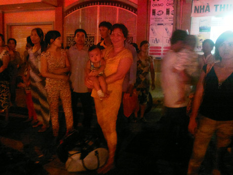 Nhiều người bế bệnh nhi tá hỏa chạy ra đường, gây ra cảnh náo loạn