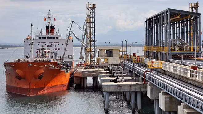 Tàu vào nhận sản phẩm tại cảng Nhà máy lọc dầu Dung Quất. Ảnh: Thanh Long