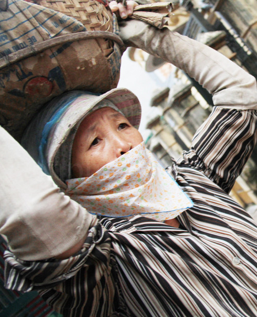 Mỗi thúng cát, đá trung bình các chị chỉ được trả công khoảng 1.000 đồng. Ảnh: Trường Phong