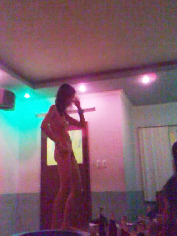 Gái thoát y trong nhà hàng karaoke trên đường Bùi Đình Túy, quận Bình Thạnh (ảnh cắt từ video) 