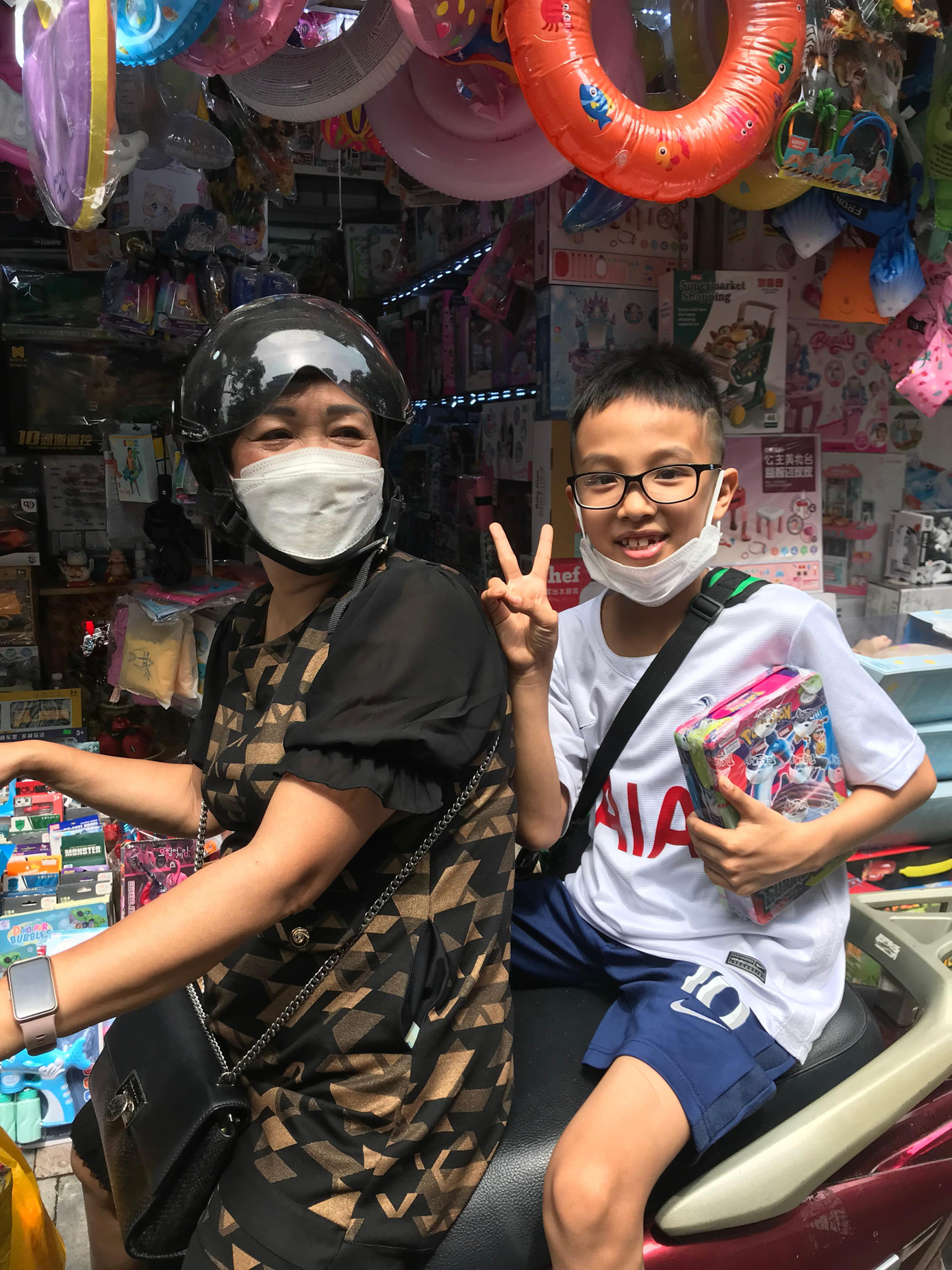 Đạt danh hiệu học sinh giỏi, cháu Hoàng Bách được bà nội tặng quà. Ảnh: Viết Hà Đạt danh hiệu học sinh giỏi, cháu Hoàng Bách được bà nội tặng quà. Ảnh: Viết Hà