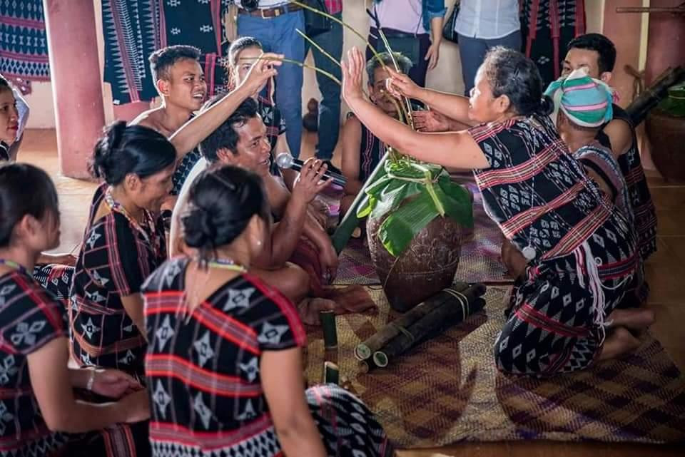 Thổ cẩm là trang phục không thể thiếu trong những dịp lễ quan trọng của bản làng. Thổ cẩm là trang phục không thể thiếu trong những dịp lễ quan trọng của bản làng.