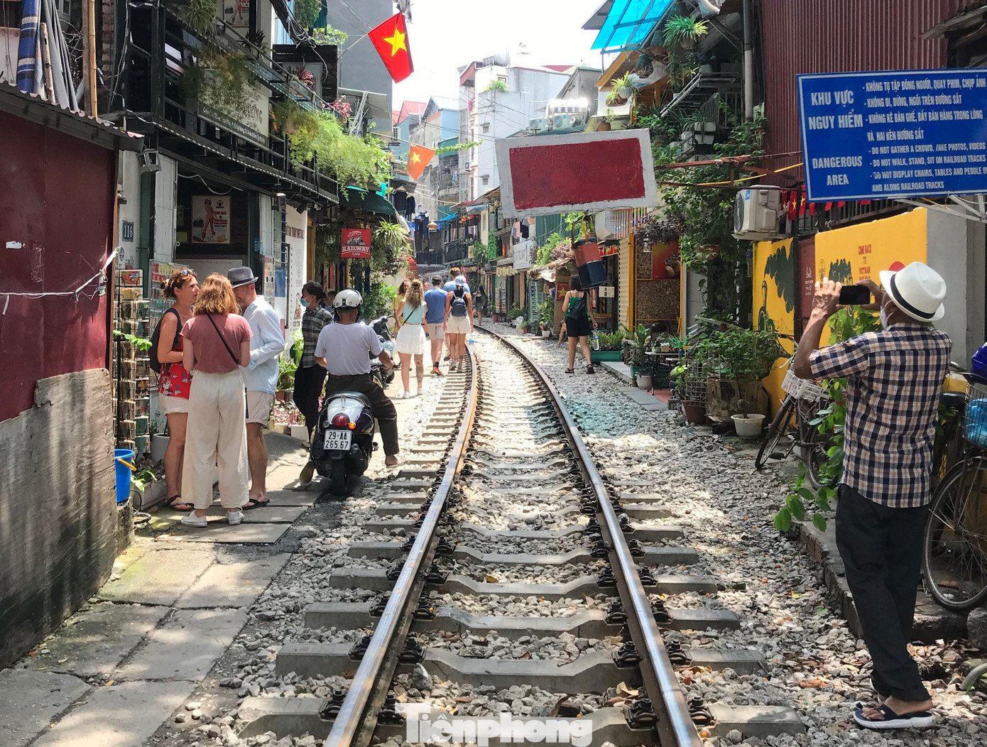 Tuy nhiên, hiện nay, các quán cà phê này vẫn mở cửa hoạt động trở lại. Mặc dù có biển báo nguy hiểm nhưng khách du lịch không mấy quan tâm.