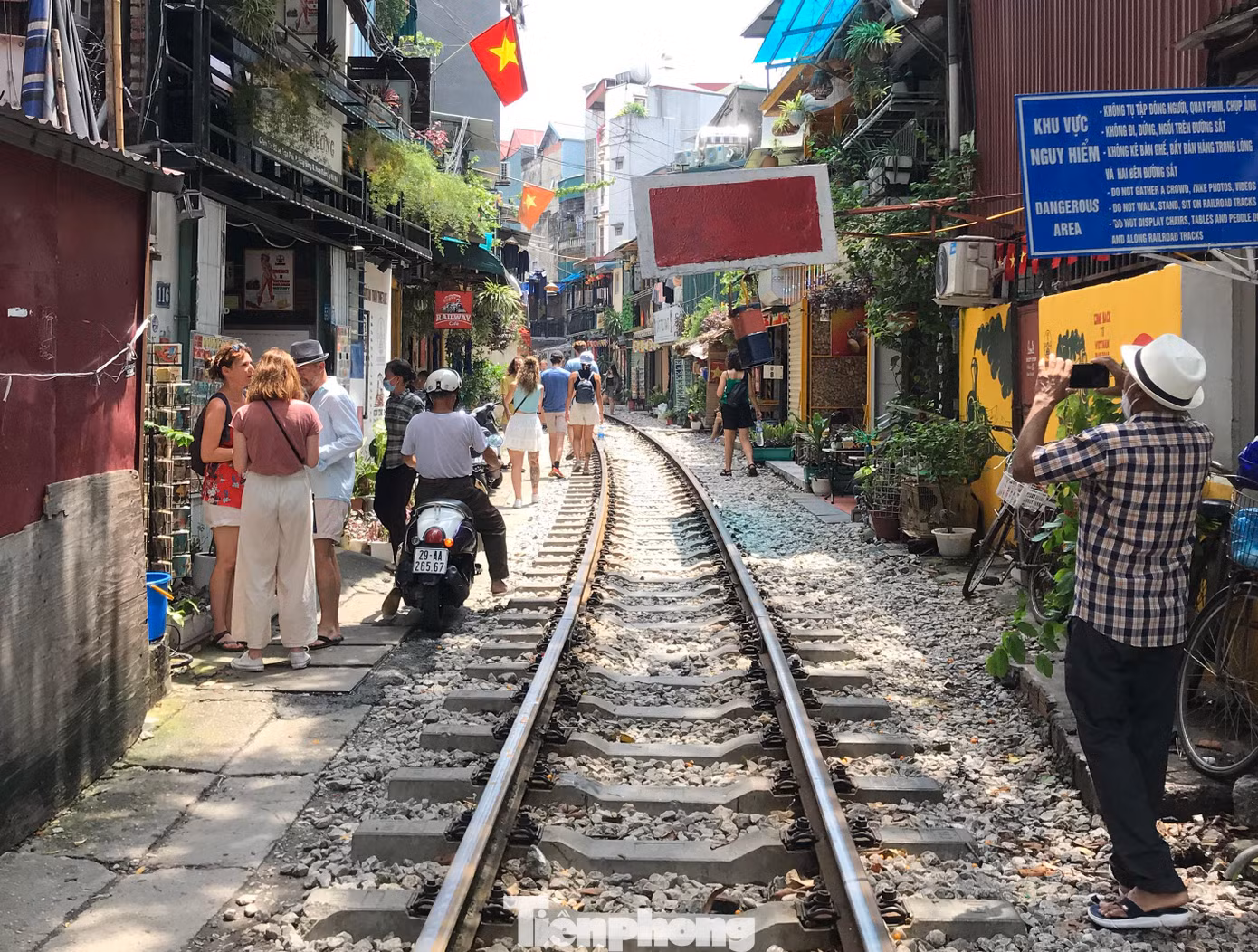 Tuy nhiên, hiện nay, các quán cà phê này vẫn mở cửa hoạt động trở lại. Mặc dù có biển báo nguy hiểm nhưng khách du lịch không mấy quan tâm.