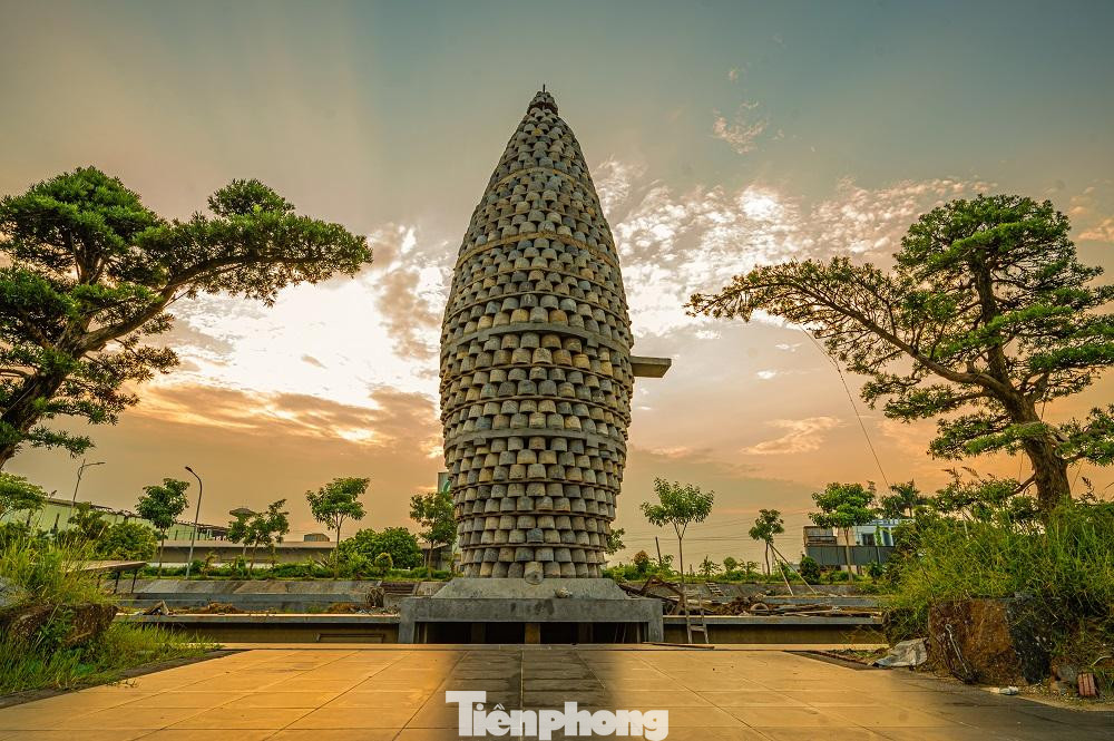 Trong nhiều năm qua, anh Trần Văn Toản đã kỳ công sưu tầm hơn 3.000 cối đá cũ để xây dựng khu trưng bày chuyên đề cối đá tại huyện Lương Tài, tỉnh Bắc Ninh.