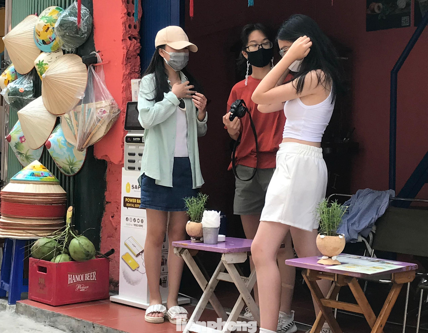 Các quán cà phê thu hút nhiều bạn trẻ đến thưởng thức cà phê vừa chụp ảnh, check-in.