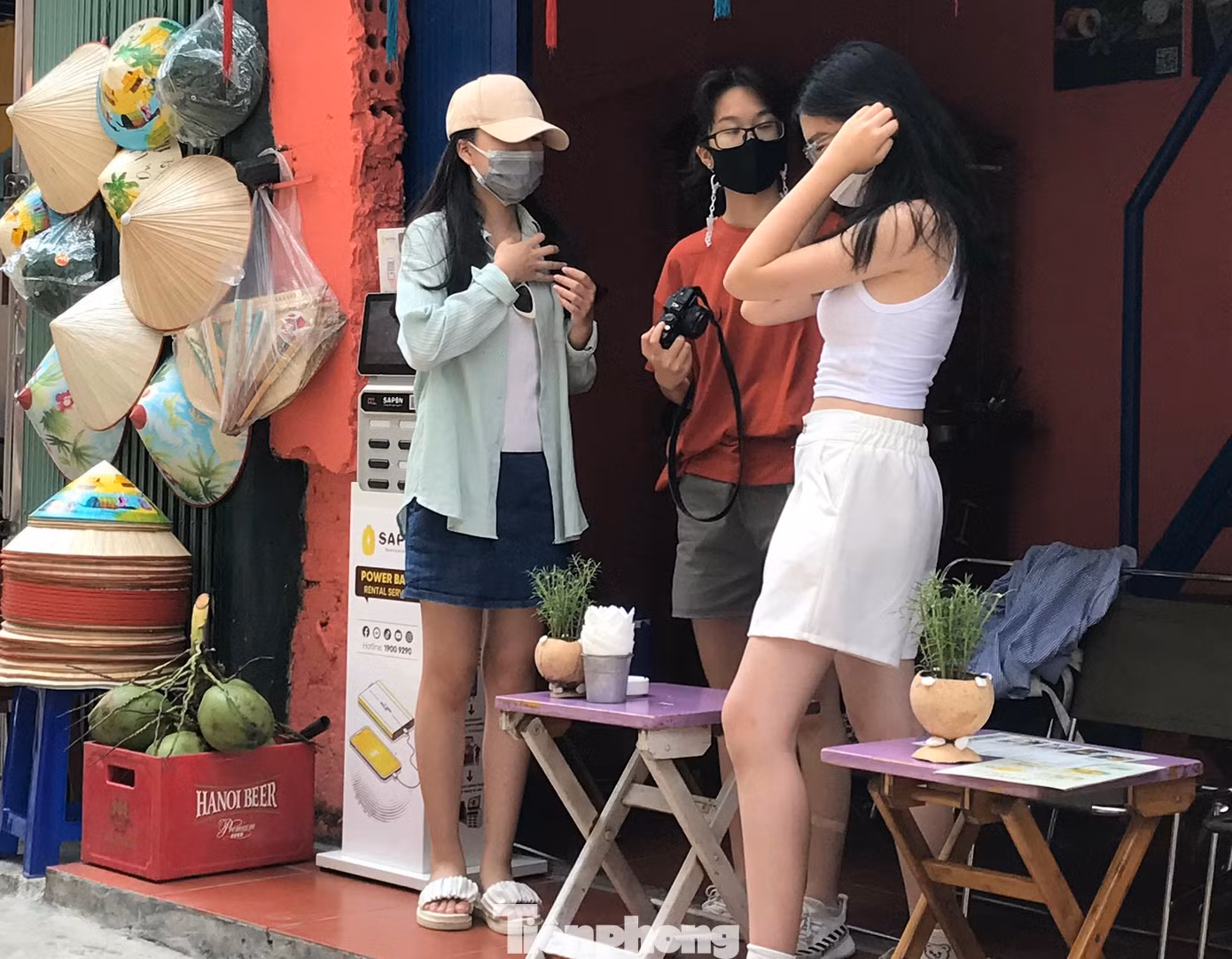 Các quán cà phê thu hút nhiều bạn trẻ đến thưởng thức cà phê vừa chụp ảnh, check-in.