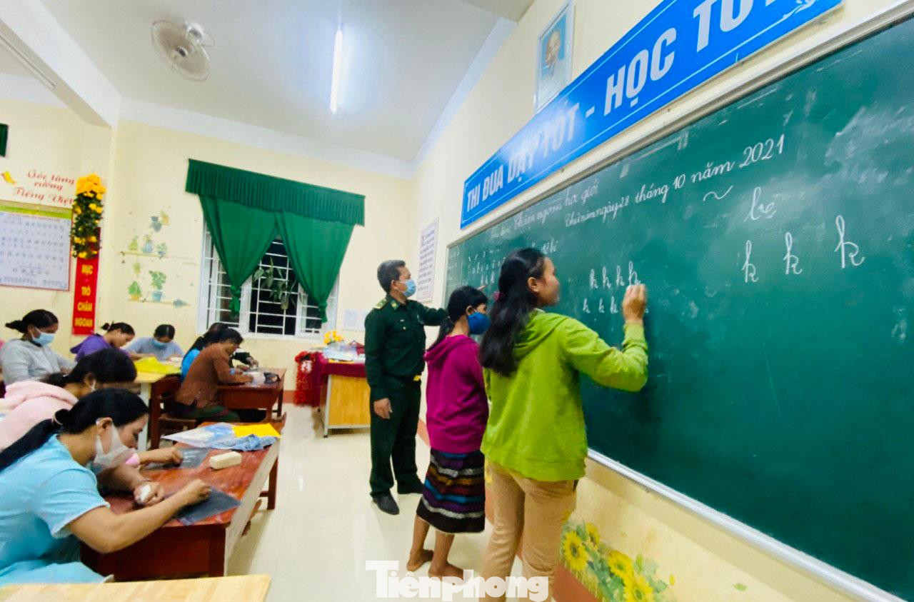 Chị Meng cho hay, các cô dâu Việt có thể nói tiếng Pa Cô và tiếng Kinh nhưng hầu hết không biết viết, biết đọc, không biết cộng trừ nhân chia. Việc này khiến các chị không có điều kiện hòa nhập tốt vào cộng đồng. Nhiều chị không dám đi chợ, khó khăn trong nuôi dạy con cái, thậm chí bị kẻ gian lừa lọc trong mua bán nông sản.