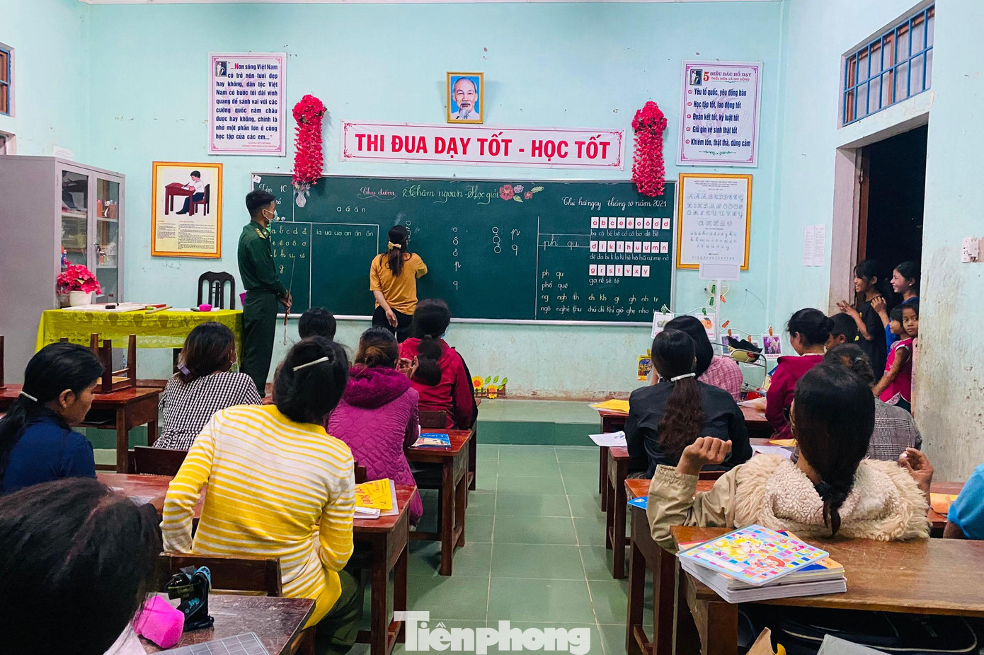 Mặc cho thời tiết mưa lạnh của vùng biên giới vào cuối thu, lớp học xóa mù chữ tại hai thôn Loa và thôn Vầng, xã Ba Tầng (một xã thuộc Hướng Hóa - huyện miền núi biên giới của Quảng Trị) vẫn luôn sáng đèn. Chị Hồ Thị Meng, dân tộc Pa Cô, Phó Chủ tịch Hội Phụ nữ xã Ba Tầng là giáo viên đứng lớp cho biết, toàn bộ học viên của lớp là phụ nữ người Lào, lấy chồng, sinh sống tại xã Ba Tầng, đã được chính quyền địa phương nhập quốc tịch Việt Nam.