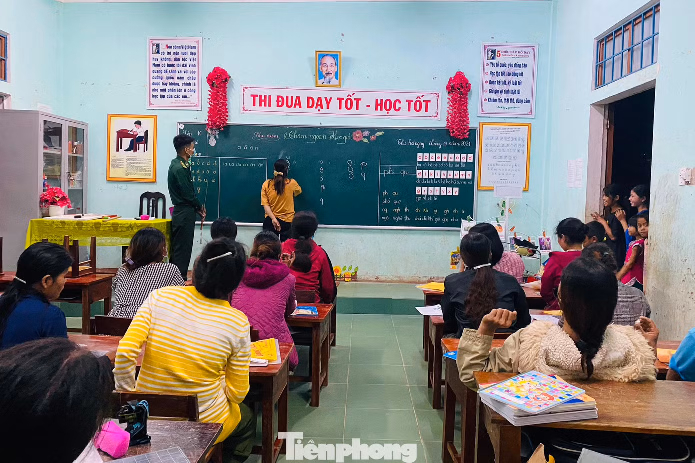Mặc cho thời tiết mưa lạnh của vùng biên giới vào cuối thu, lớp học xóa mù chữ tại hai thôn Loa và thôn Vầng, xã Ba Tầng (một xã thuộc Hướng Hóa - huyện miền núi biên giới của Quảng Trị) vẫn luôn sáng đèn. Chị Hồ Thị Meng, dân tộc Pa Cô, Phó Chủ tịch Hội Phụ nữ xã Ba Tầng là giáo viên đứng lớp cho biết, toàn bộ học viên của lớp là phụ nữ người Lào, lấy chồng, sinh sống tại xã Ba Tầng, đã được chính quyền địa phương nhập quốc tịch Việt Nam.