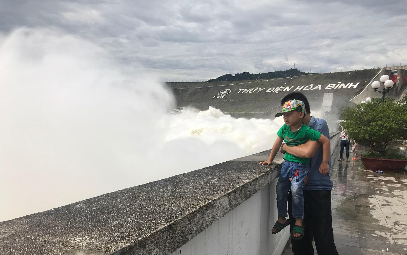 Theo người dân, những năm trước phải đến tháng 8, thủy điện mới xả lũ. Thời điểm này, thủy điện đã xả lũ là hiện tượng bất thường.