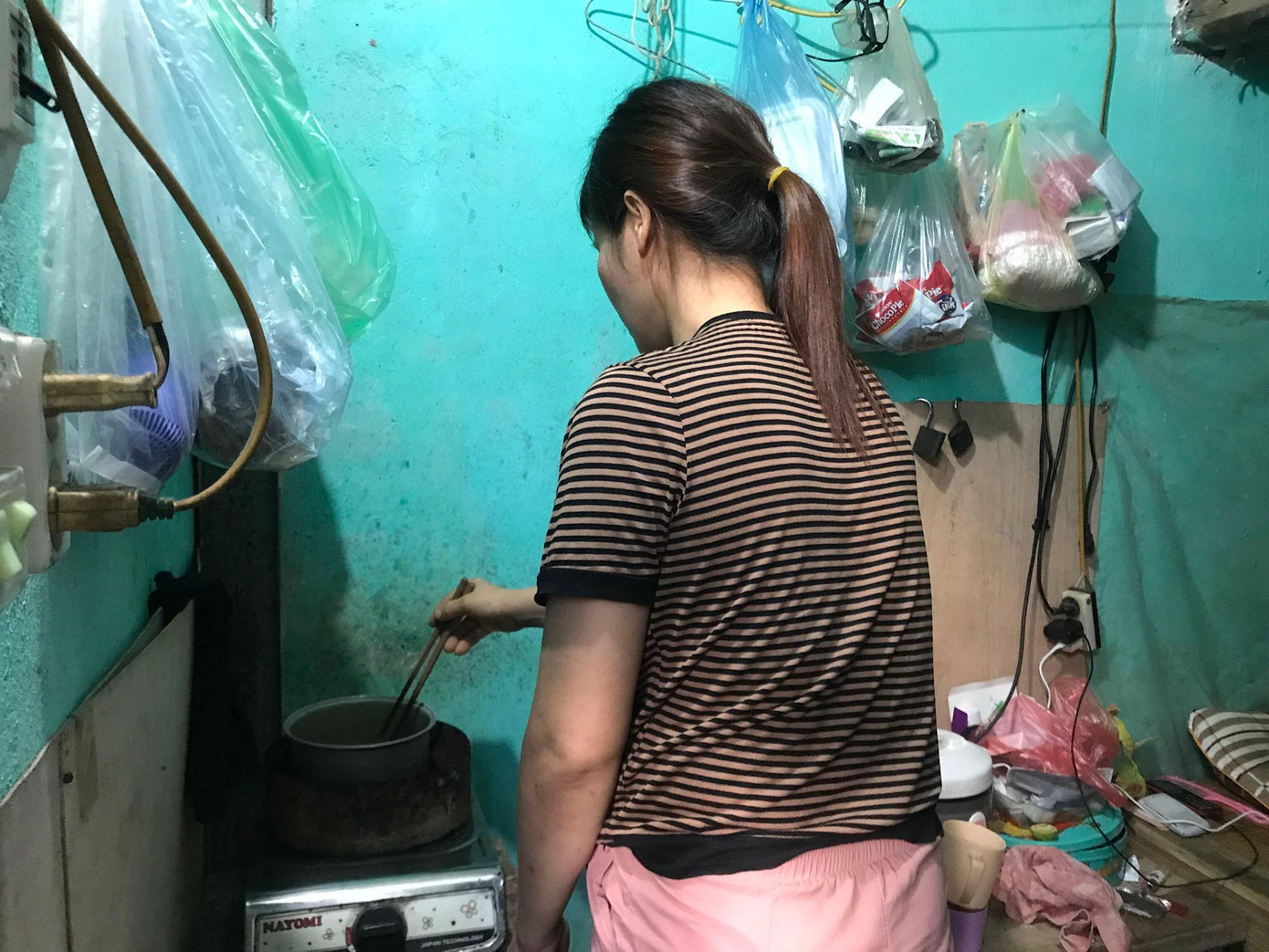 Chị Hồng vợ anh Xiển gượng dậy nấu thêm bát canh mướp cho bữa cơm chiều. “Giá xăng tăng, hàng hóa bán ế. Lượng hàng về chợ giảm đồng nghĩa chúng tôi bị giảm có thu nhập. Trước kia, mỗi đêm kiếm được 500 đến 600 nghìn đồng, này chỉ kiếm vài ba trăm. Công việc “bữa đực, bữa cái” thế này, vợ khỏi ốm là khăn gói về quê thôi!” – anh Xiển thở dài cho biết.