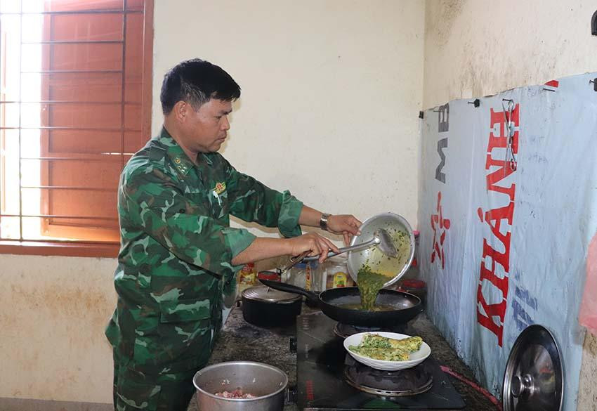 Khẩu phần ăn của các cháu được cán bộ, chiến sĩ chuẩn bị chu đáo. Món ăn được thay đổi hằng ngày.