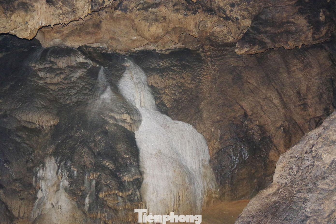 Hình ảnh một mảng hang động có màu trắng khác lạ, được ví như dải yếm cô tiên trong động Ngao.