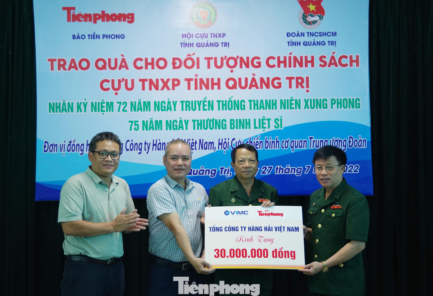 Ông Dương Hoàng Anh, Phó Chánh Văn phòng Tổng Công ty Hàng hải Việt Nam (thứ hai từ trái sang) trao 30 triệu đồng cho các cựu TNXP có hoàn cảnh khó khăn tỉnh Quảng Trị. Ông Dương Hoàng Anh, Phó Chánh Văn phòng Tổng Công ty Hàng hải Việt Nam (thứ hai từ trái sang) trao 30 triệu đồng cho các cựu TNXP có hoàn cảnh khó khăn tỉnh Quảng Trị.