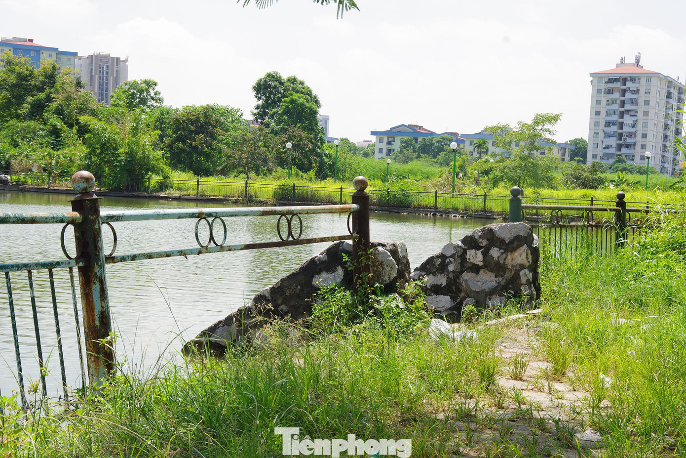 Hàng rào, kè quanh hồ bị hư hỏng không được sửa chữa.