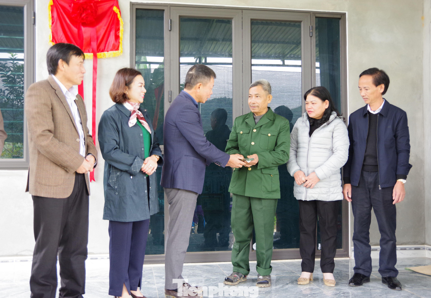 Trong ngôi nhà mới được xây dựng 72m2 với phòng khách, 2 phòng ngủ, ông On vui mừng cho biết: “Tôi tham gia thanh niên xung phong trong kháng chiến chống Mỹ, nhiễm chất độc da cam, sức khỏe yếu, để lại di chứng cho con. Bao năm cố gắng tiết kiệm, nhưng vẫn không thể xây căn nhà mới, vẫn phải sống trong ngôi nhà ọp ẹp”.