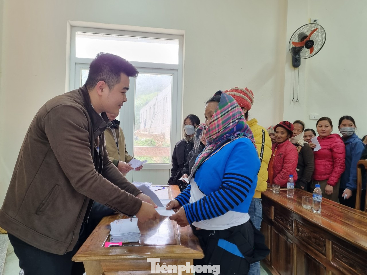 “Đây là những món quà rất ý nghĩa đến với gia đình. Tôi sẽ mua sắm những thứ cần thiết cho ngày Tết, cố gắng mua cho mấy đứa trẻ bộ quần áo mới. Xin cảm ơn những tấm lòng hảo tâm”, bà Vá tâm sự.