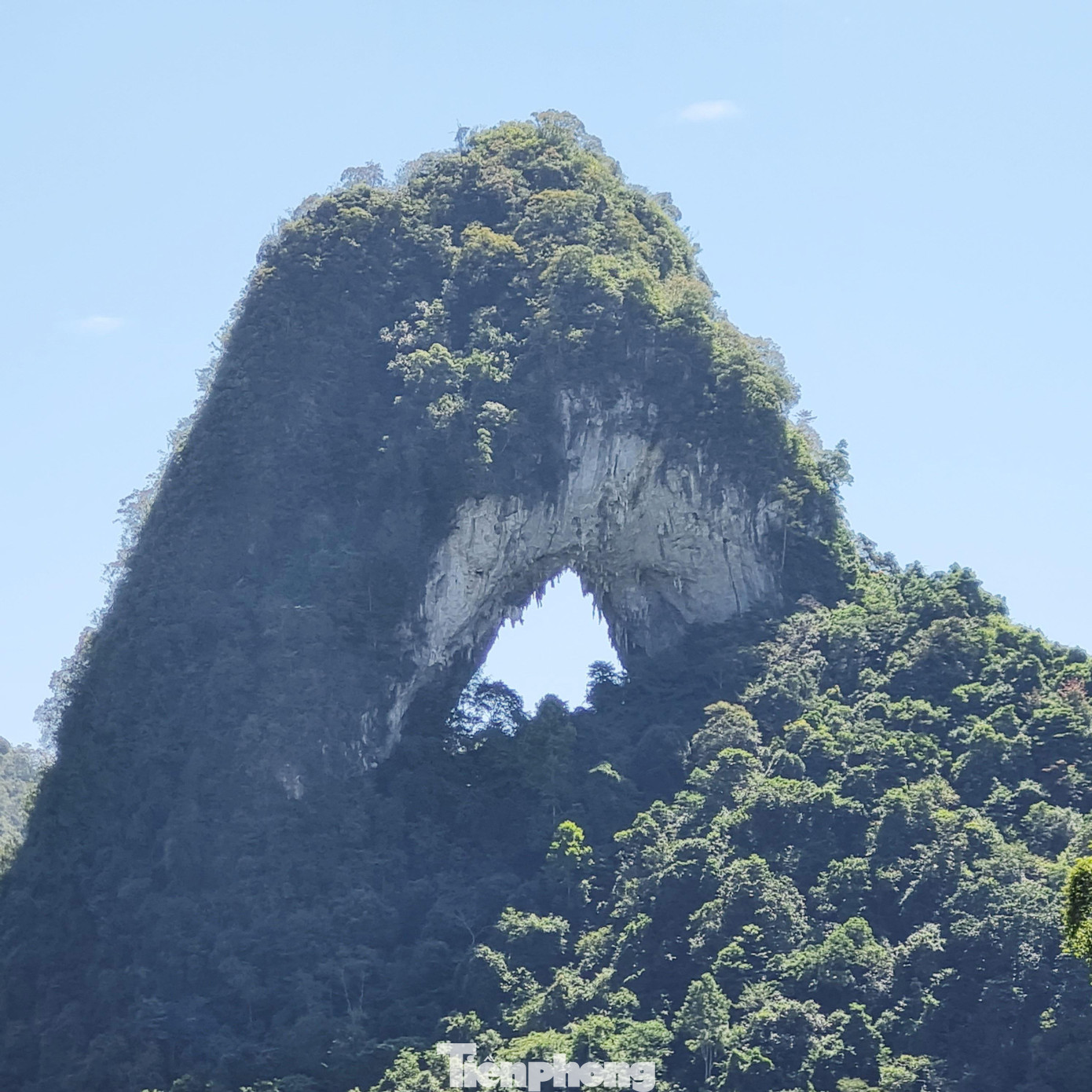 Mắt Thần Núi nằm trong quần thể danh lam thắng cảnh hồ Thang Hen với hệ thống 36 hồ liên thông nhau thuộc 2 xã: Cao Chương, huyện Trùng Khánh và Quốc Toản, huyện Quảng Hòa (Cao Bằng). Bao quanh là các dãy núi đá trập trùng và những dòng suối uốn lượn tạo nên vẻ đẹp kỳ vỹ. Theo các nhà khoa học, Mắt Thần Núi thực chất là một hang khô, hang hóa thạch được hình thành cách ngày nay hơn 300 triệu năm. Hang nằm ở độ cao như hiện nay là do vận động nâng trong giai đoạn tân kiến tạo, bao gồm các khối núi dạng tháp và dạng nón đan xen với hàng chục hồ nước lớn nhỏ.