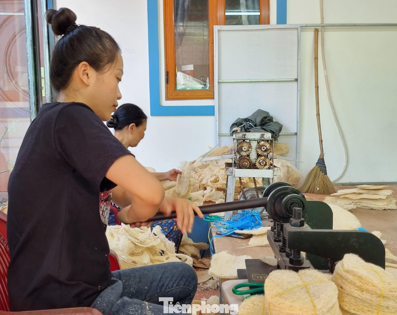 Để tạo ra các sản phẩm như bông tắm, đai chà lưng, lót giày và những sản phẩm gia dụng… từ xơ mướp, anh Tôn đầu tư nhiều loại máy móc như máy may, máy ép, máy cắt. Sản phẩm từ xơ mướp đều được anh làm theo phương pháp thủ công, do đó mỗi sản phẩm đều có tính độc đáo riêng. Công ty có 20 lao động trực tiếp sản xuất, mỗi ngày công anh trả cho công nhân từ 250 đến 350 nghìn đồng. Bên cạnh đó, anh liên kết với 80 hộ nông trồng mướp. Diện tích trồng mướp của anh hiện có 50 héc ta, tại các địa phương Bắc Ninh, Hải Dương, Nam Định. - Ảnh: Công nhân ép xơ mướp ra các sản phẩm.